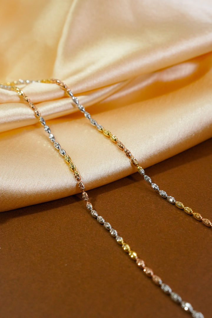 Made-in-Italy gold-plated sterling silver chain, high-shine links, modern classic accessory.