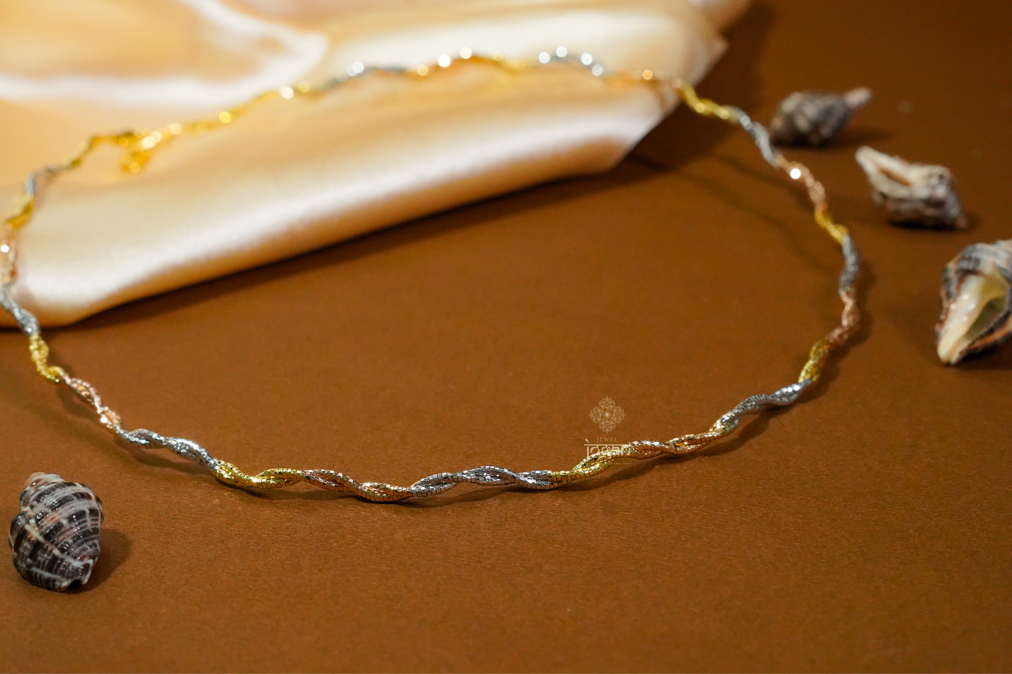 Curved Hasli chain with Italian craftsmanship, featuring a twisted tri-tone design in gold, rhodium, and rose finishes. A high-quality, durable, and elegant piece ideal for both everyday styling and special occasions.